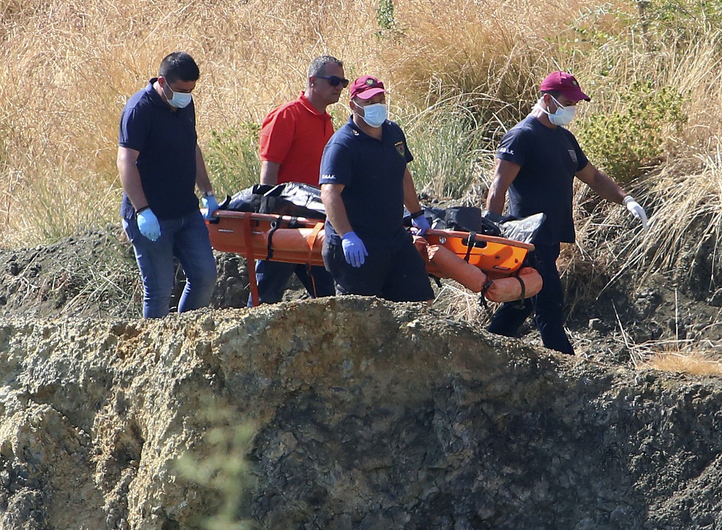 Кипрские полицейские несут останки седьмой жертвы серийного убийцы.