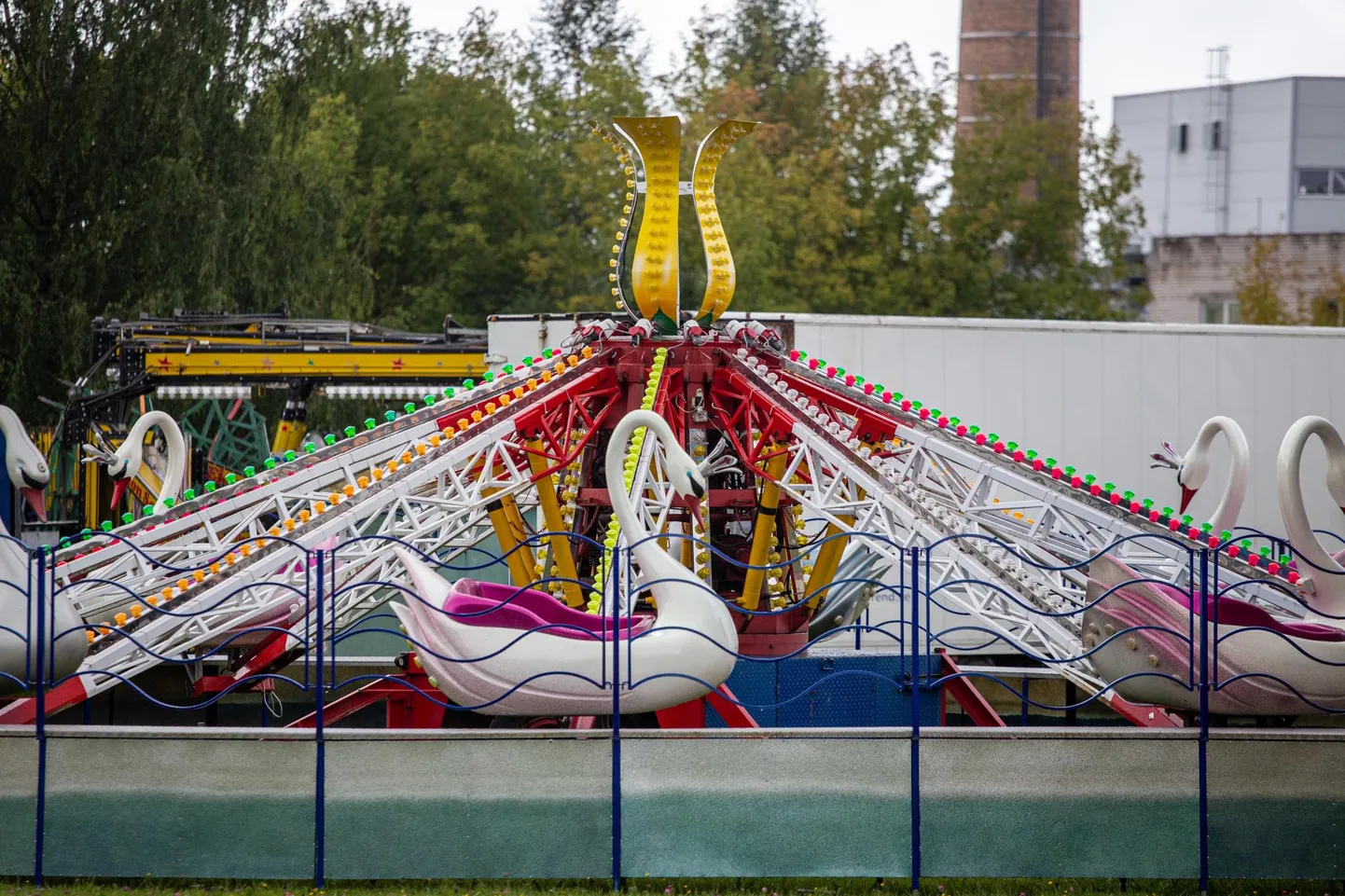 Septembri esimeseks päevaks oli tivoli end Männimäel lahti pakkinud, kuid avamisluba nad ei saanud.