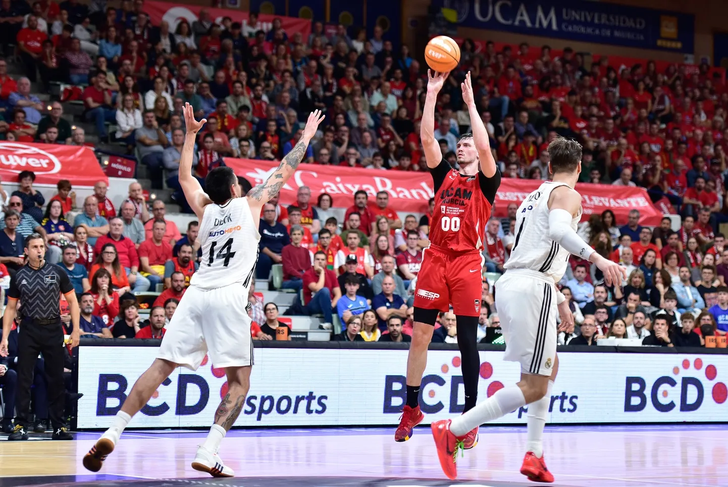 Latvijas basketbolists Rodions Kurucs (nr. 00)