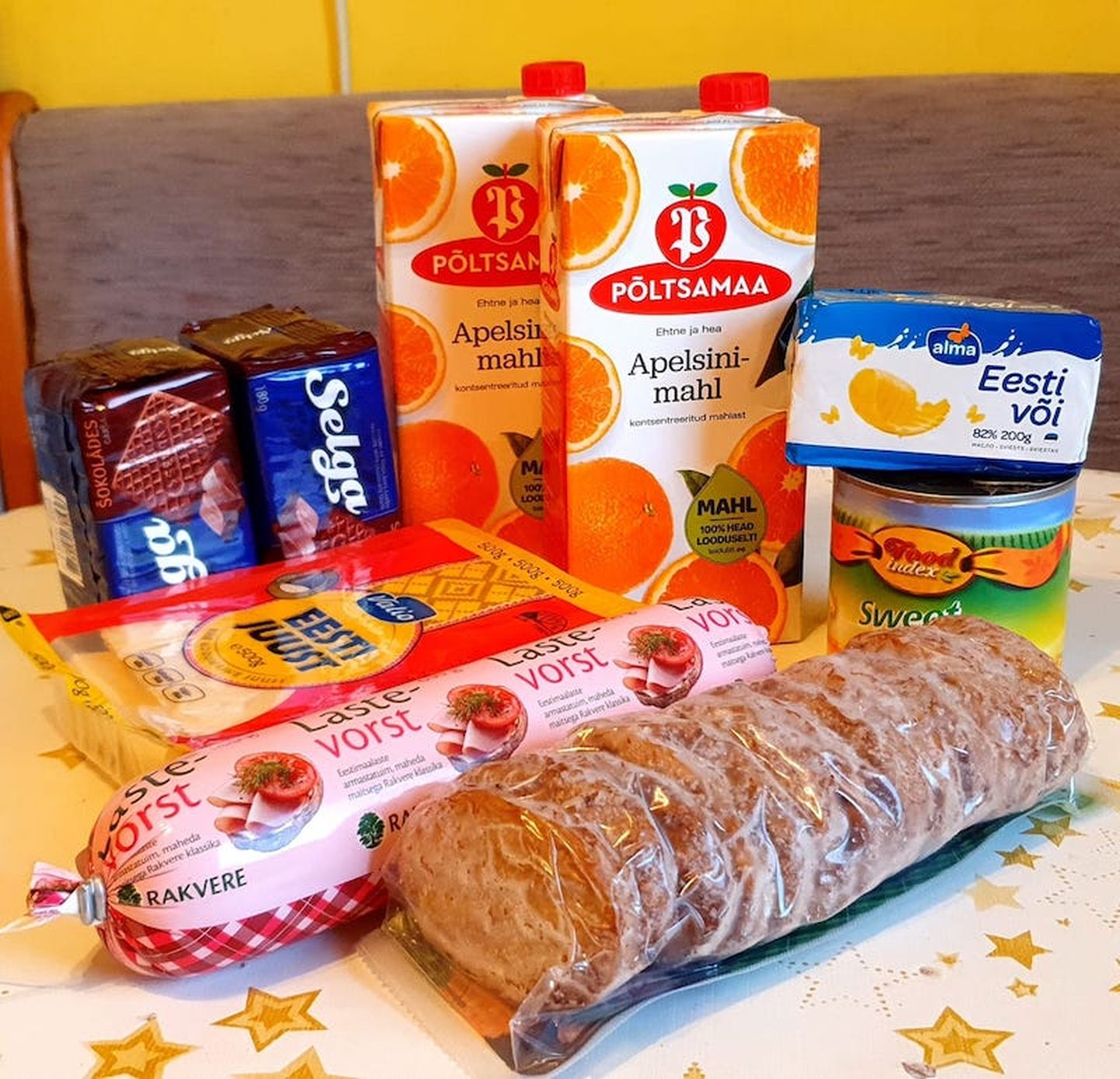 Набор продуктов, который выдали ученикам муниципальных школ Нарвы.