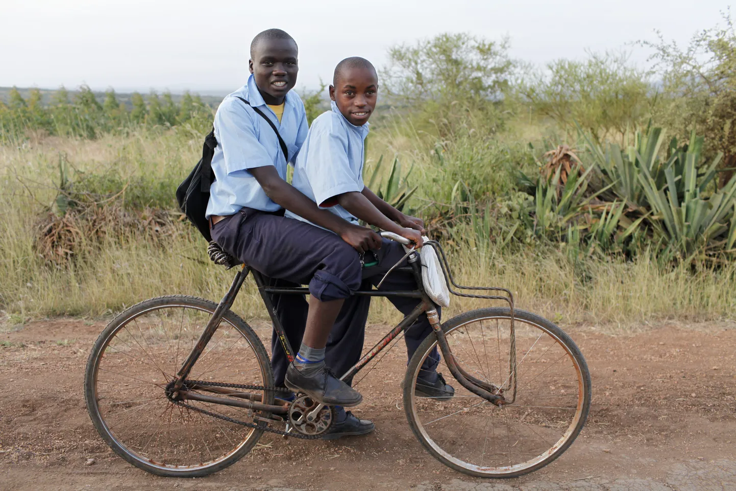 Aafrika lapsed jalgrattal.