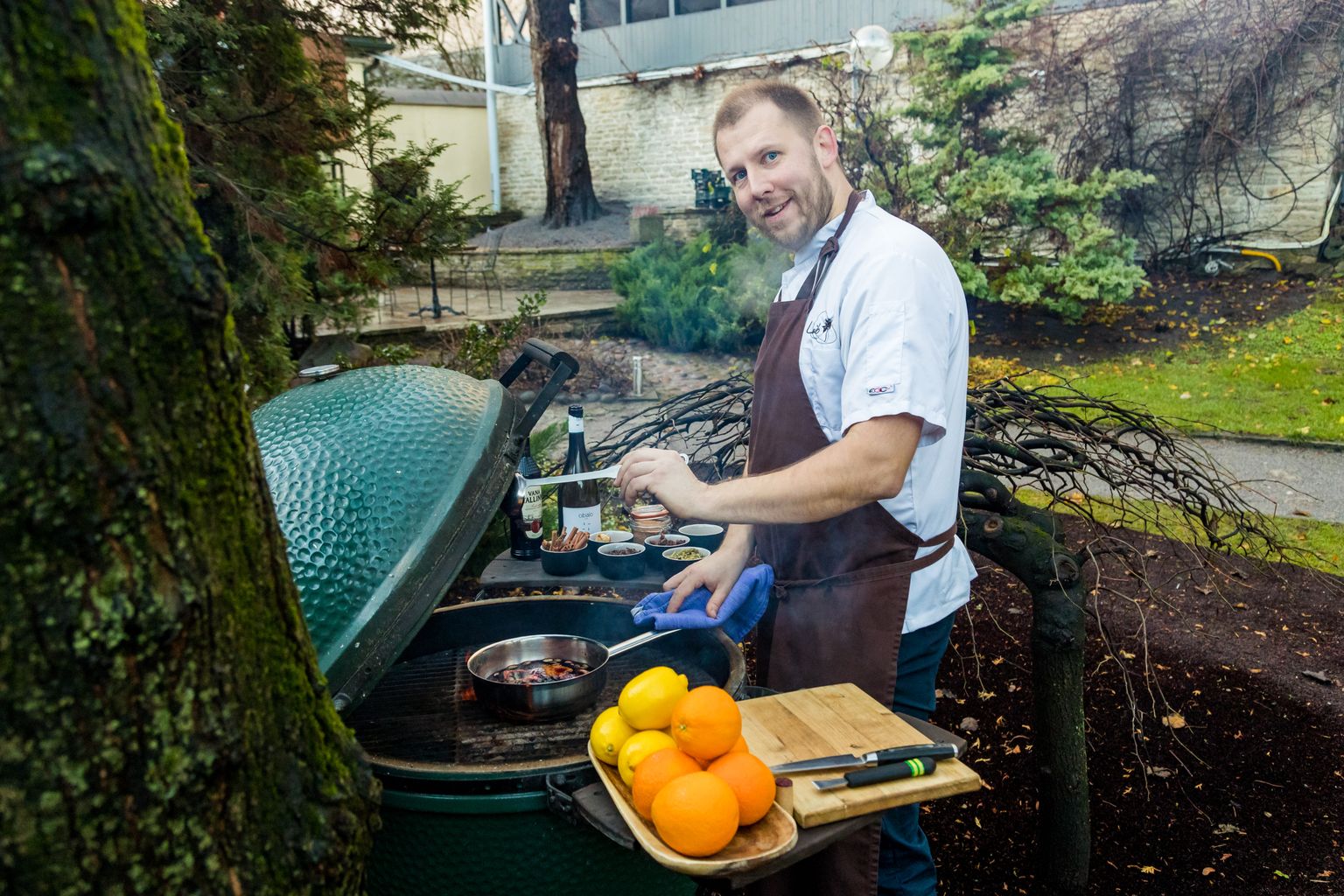 Kristo Malm näitab restorani õuel ette, et glögianuma võib vabalt ka grillile sooja panna.