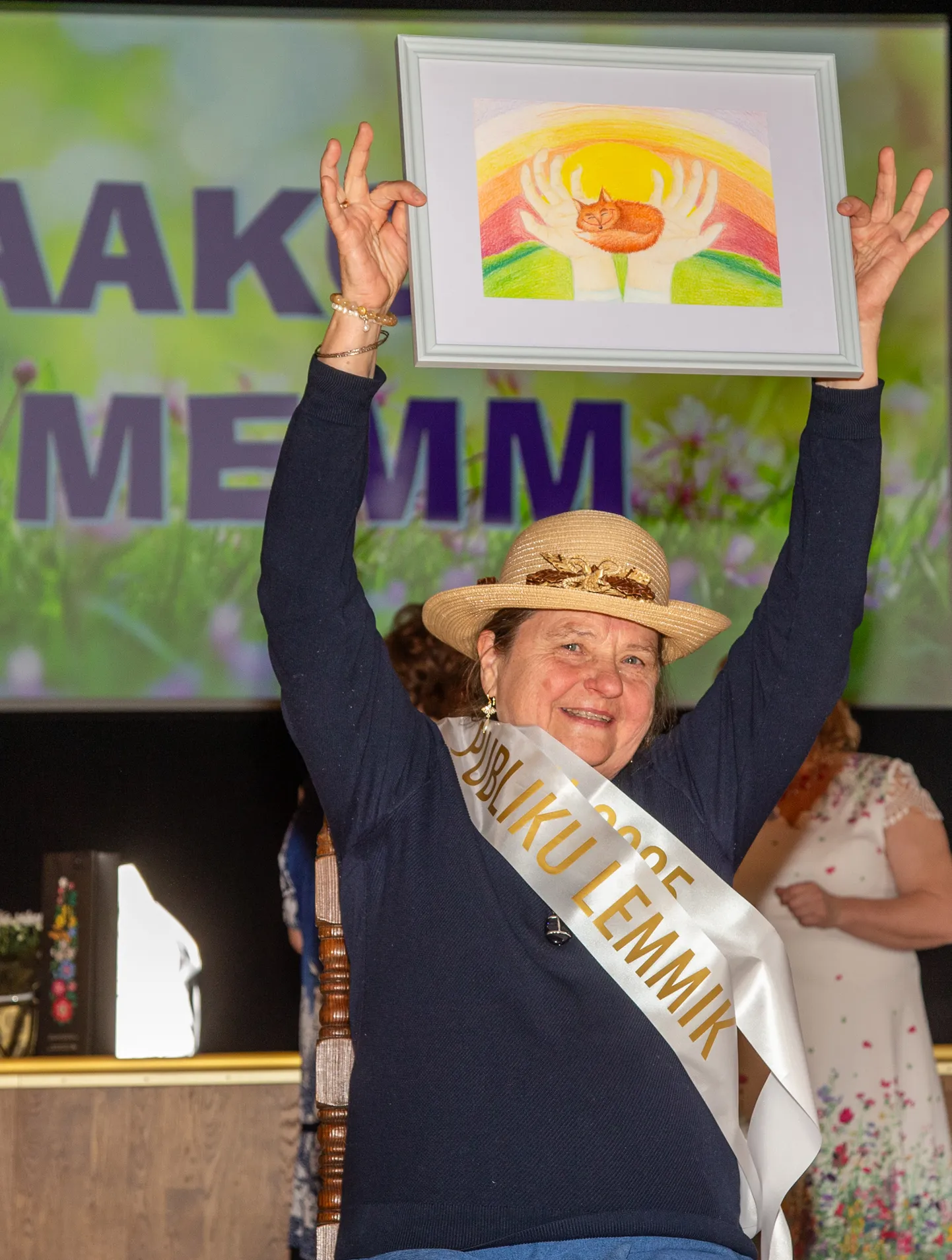 Maakonna memmeks valitud Sirje Noorsalu pälvis ka publiku lemmiku tiitli. Lisaks lintidele sai võitja pähe kübara ja kingiks Polina Luuri joonistuse.