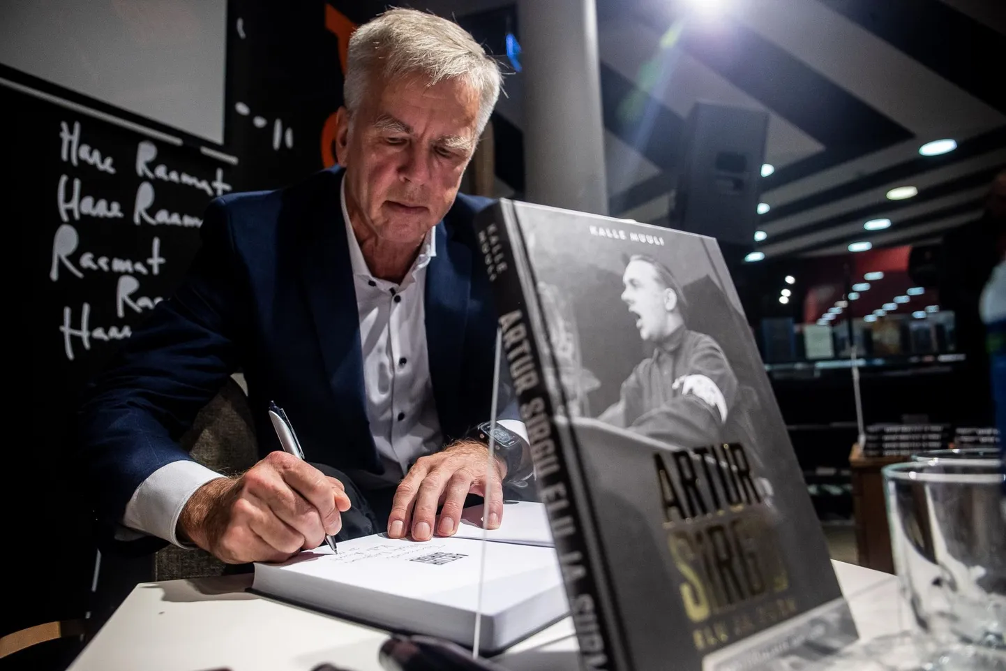 Kalle Muuli esitlemas raamatut «Artur Sirgu elu ja surm».