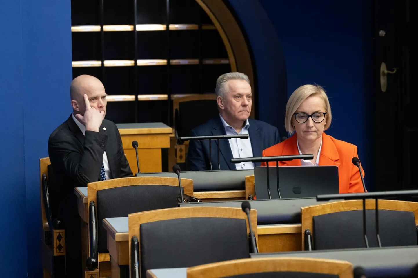 Eesti linnade ja valdade liidu juhatuse liige, Tori vallavanem Lauri Luur, Kilingi-Nõmme gümnaasiumi direktor Erli Aasamets ja haridusminister Kristina Kallas arutlesid riigikogu suures saalis maakoolide tuleviku üle.