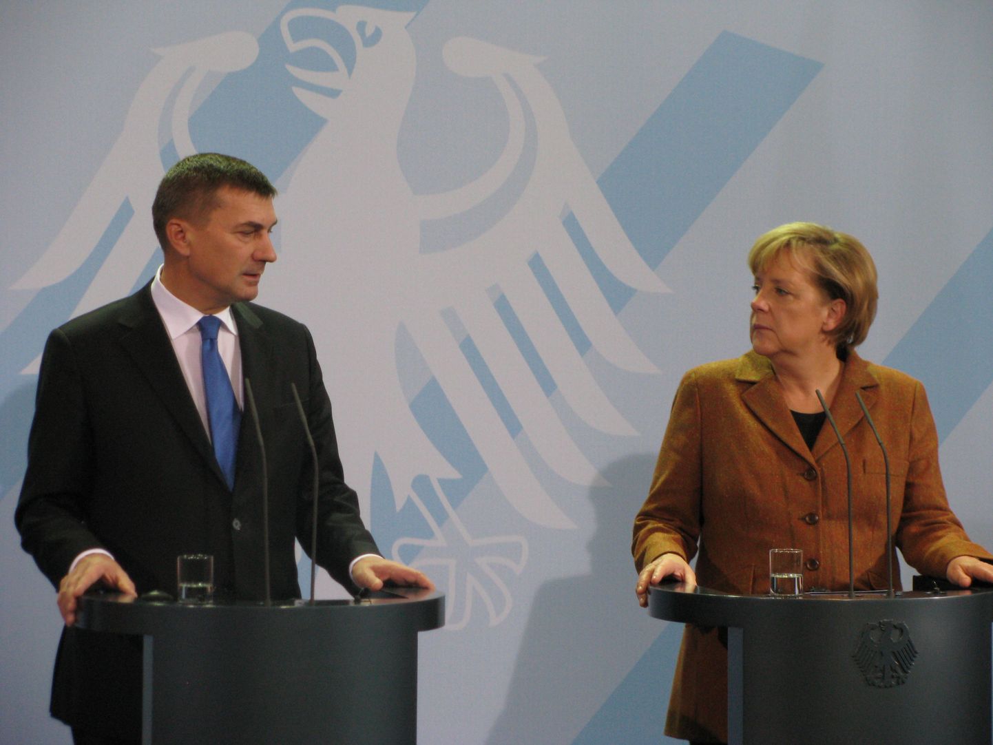 Peaminister Andrus Ansip ja Saksamaa kantsler Angela Merkel pressikonverentsil Berliinis.