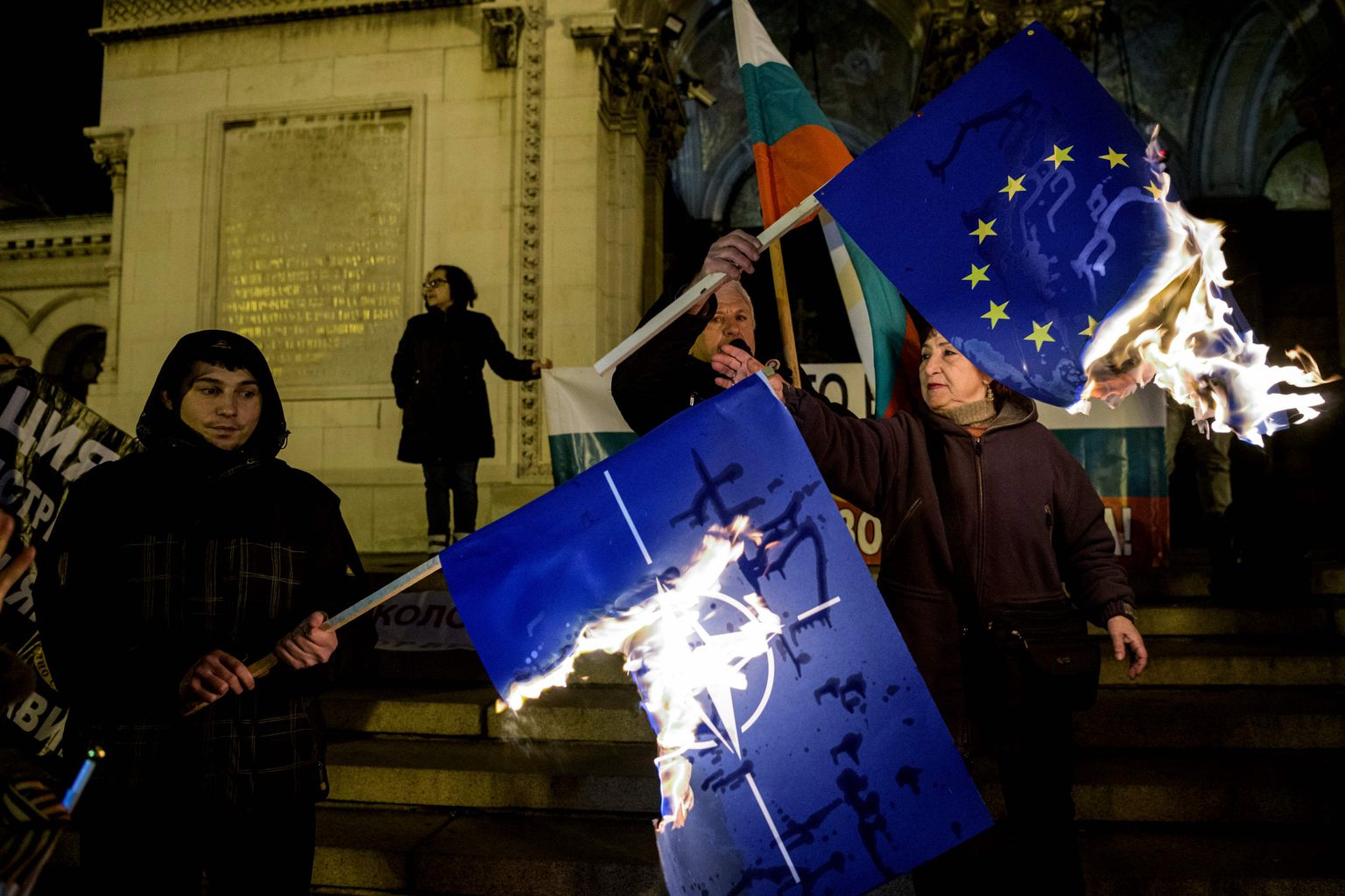 Möödunud neljapäeval põletasid meeleavaldajad Sofias NATO ja ELi lippe.