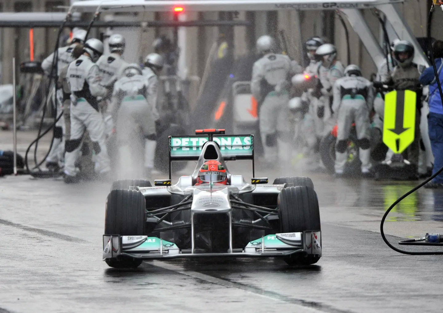 Michael Schumacher Montreali etapil boksist väljumas.