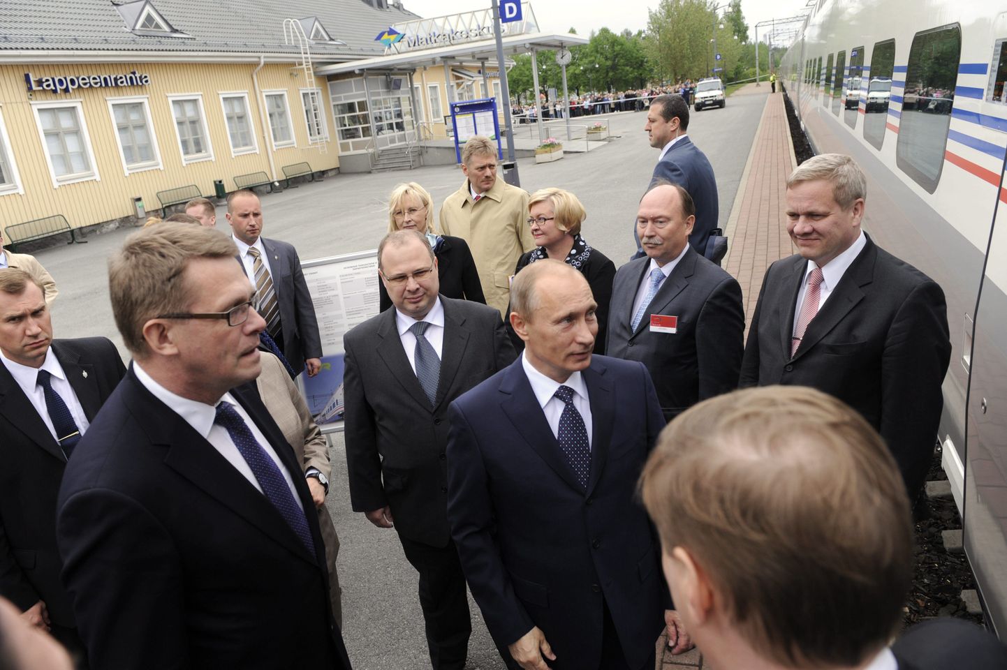 Soome peaminister Matti Vanhanen (ees vasakul) ja Vene valitsusjuht Vladimir Putin koos saatjatega eile Lappeenrantas.