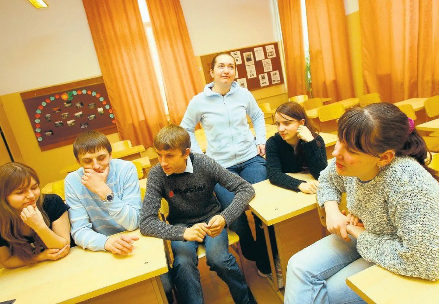 Pukini gümnaasiumi vene keele ja kirjanduse klassis räägivad (vasakult) Irina Vihhoreva, Dmitri Miin, Roman Daniljuk, Veera Kuzenkova,
Alina Savostkina ja Maria Soloduhha sellest, kuidas nad end praegu oma Eesti kodumaal tunnevad.