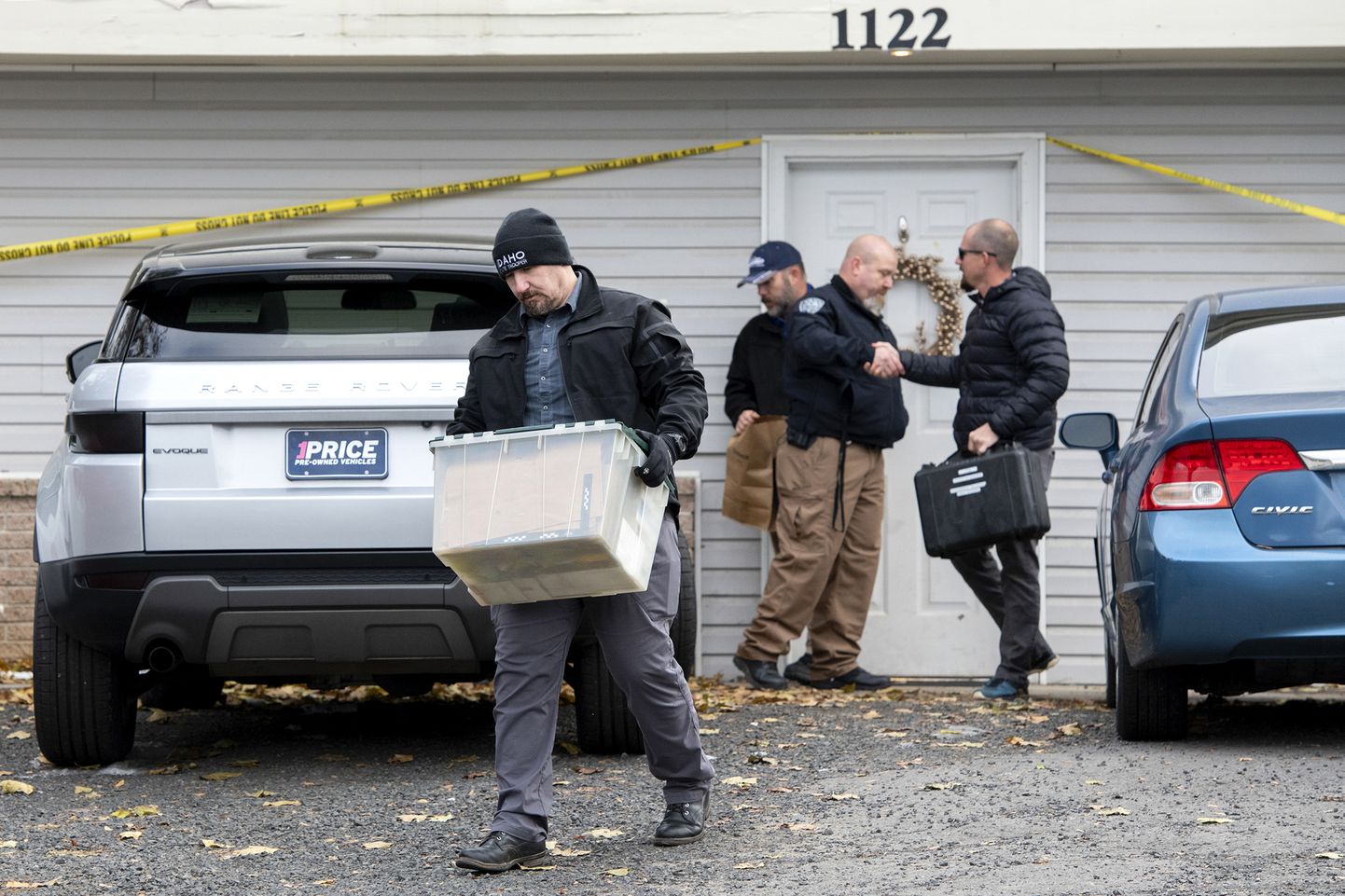 USA Idaho politsei viimas Moscow's majast, kus 13. novembril neli üliõpilast mõrvati, asitõendeid minema