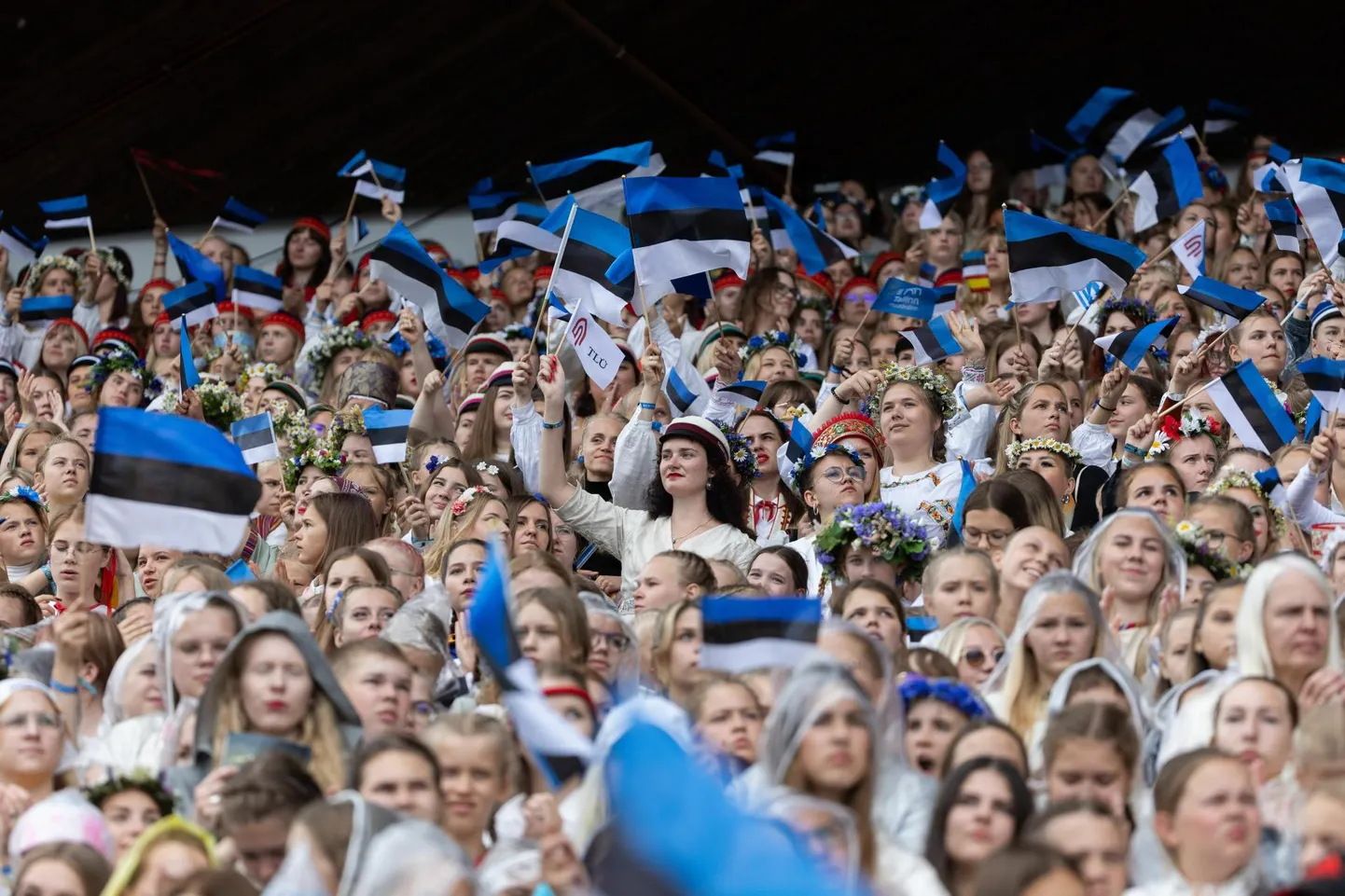 Eesti lapsed ja noored 2023. aasta suvel vihmasel laulupeol. Külma vett said hiljuti kaela ka need, kes püüdsid seista selle eest, et laulukaare alla jätkuks eestlasi ka edaspidi.