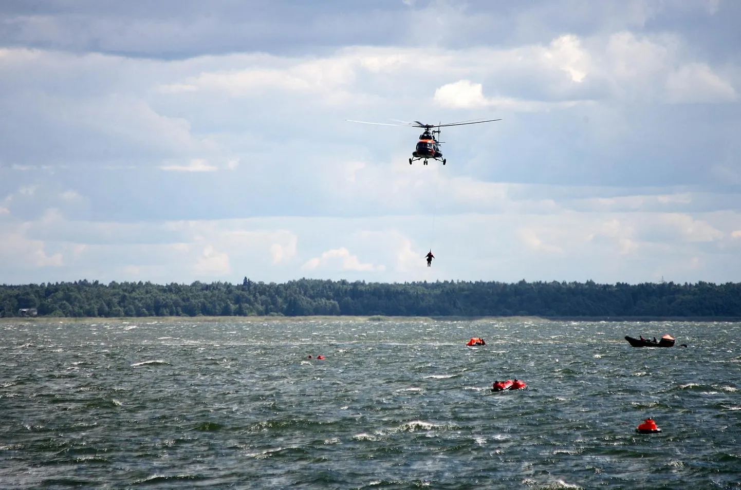 Õppuse käigus harjutatakse Pärnu lahest inimeste päästmist.