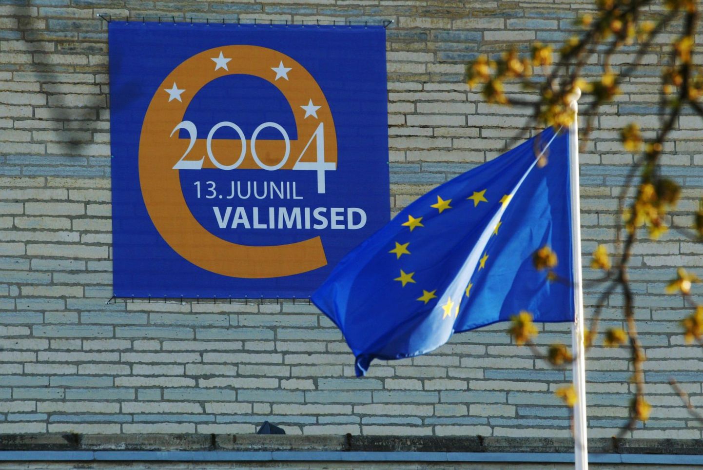 Eesti esimesel päeval Euroopa Liidus kutsus reklaam pooleteise kuu pärast toimuvatele Euroopa Parlamendi valimistele.