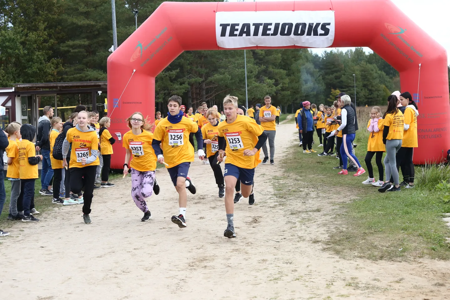 Heategevuslikud teatejooksud pole õpilastele võõrad. Õilsa eesmärgi nimel joostakse rõõmuga.