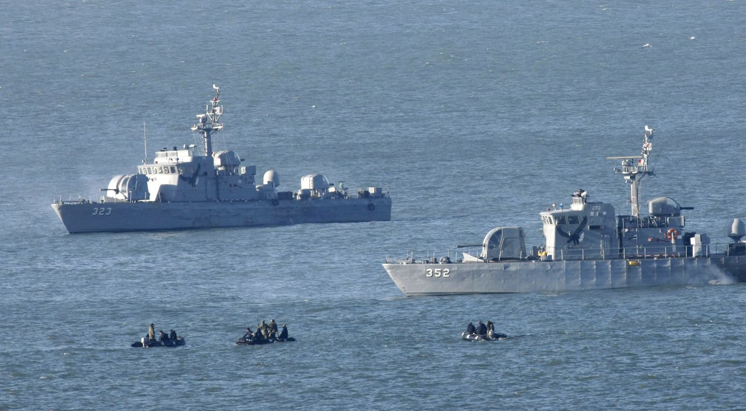 Lõuna-Korea mereväe päästeüksus otsimas uppunud sõjalaeva Cheonan meremehi.