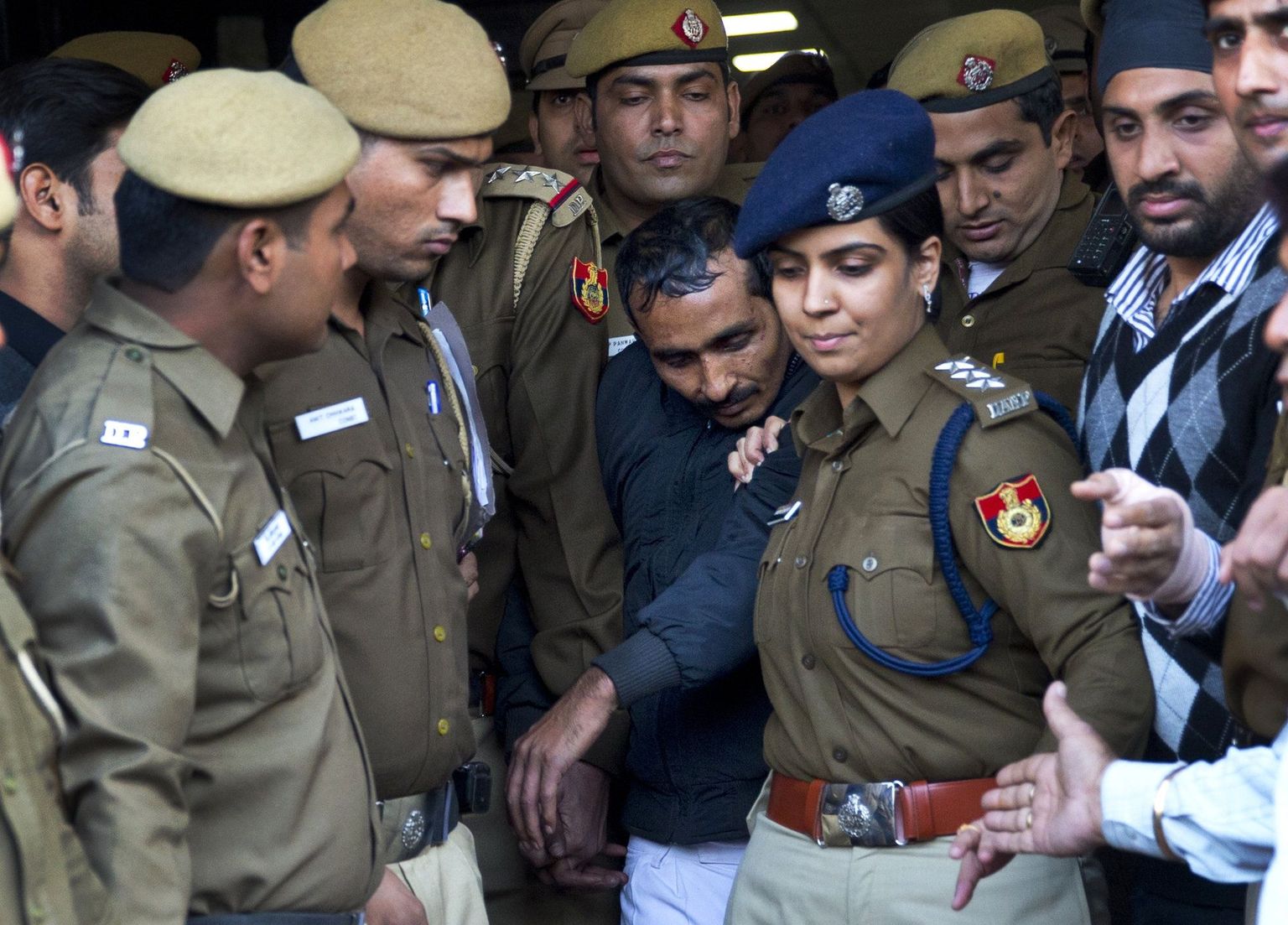 Vahi alla võetud Shiv Kumar Ydav mullu detsembris India politseinike keskel.