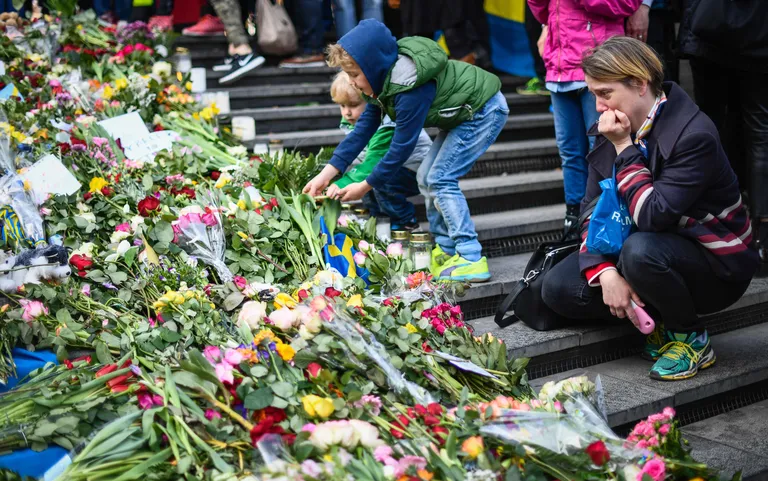 Lilled Stockholmis terrorirünnakus hukkunud inimestele.