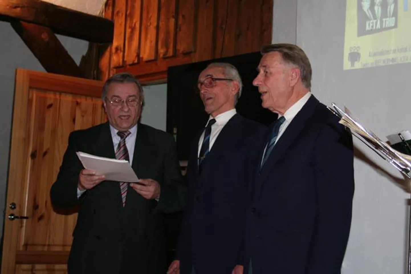 Pärnu linnakodaniku majas astusid rahva ette Tallinnast ekstra kohale meelitatud Leo Saar (vasakult) ning Ilmar Haugas ja Ülo Sutt.