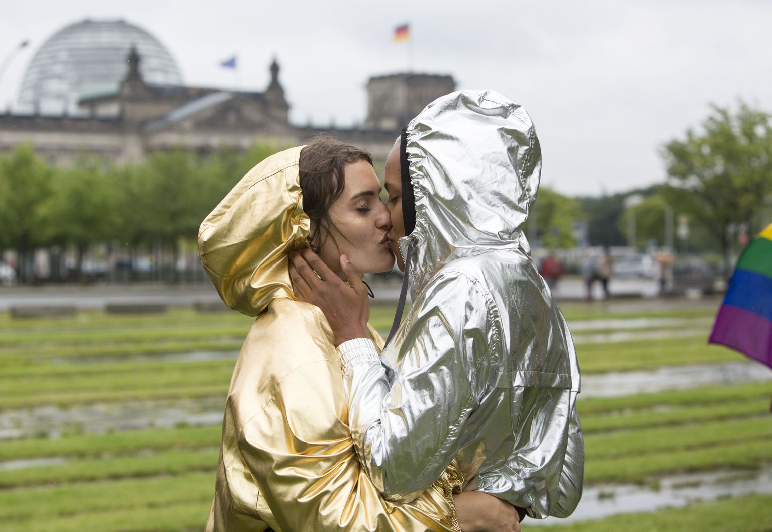 Leona (vasakul) ja Nuria tulid eile Saksa pealinnas Berliinis parlamendi ette geiabielude heakskiitmist tähistama.