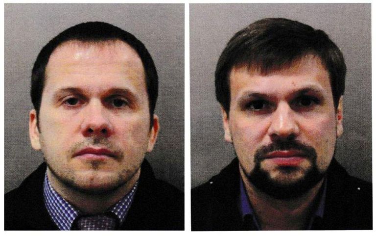 Tšehhi uurijad seostavad 2014. aastal Vrbětices toimud laskemoonalao plahvatusega Aleksandr Petrovi ja Ruslan Boširovi nimega dokumente kasutanud Vene agente Aleksandr Miškinit (vasakul) ja Anatoli Tšepigat, keda süüdistatakse ka endise luuraja Sergei Skripali ja tema tütre Julia mürgitamises Novitšokiga 2018. aastal Ühendkuningriigis.