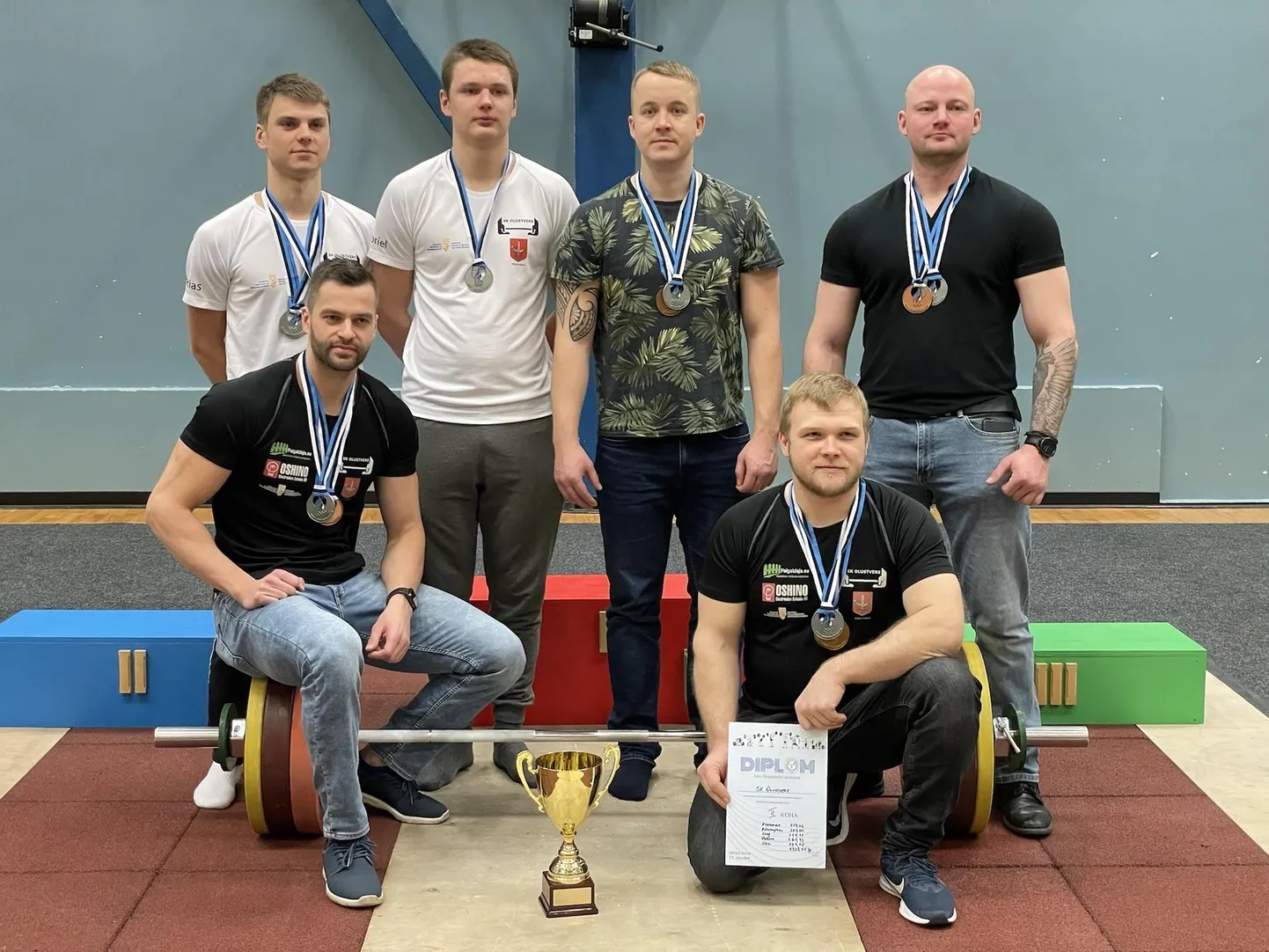 Olustvere spordiklubi tõstjad (alumises reas vasakult Viljar Roosmaa ja treener Andres Viksi ning ülemises reas Mattias Männik, Gabriel Künnapuu, Allan Keng ja Tõnis Veerme) tulid Tartumaal Mellistes Eesti meistrivõistlustel meeskondlikult hõbedale. Lisaks võitsid nad individuaalselt kaks kulda, kaks hõbedat ja kaks pronksi.