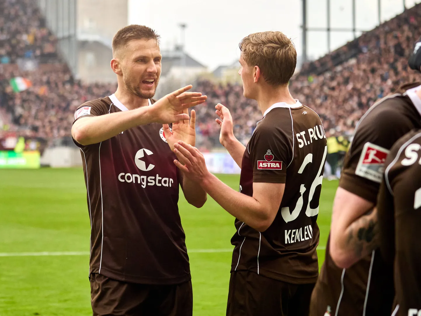 Karol Mets (vasakul) rõõmustamas St. Pauli 1:0 värava üle.