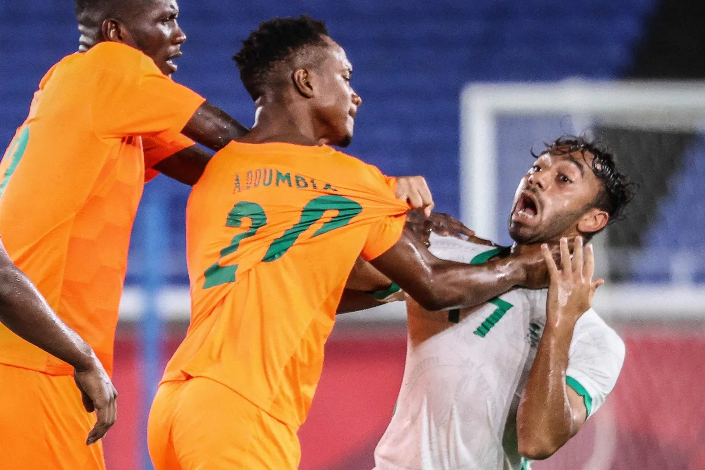 Elevandiluuranniku ründaja Aboubacar Doumbia kägistamas Saudi Araabia poolkaitsjat Salman al-Farajd