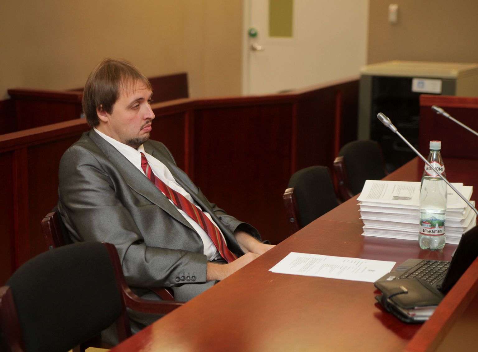 Toona toimunud kohtuprotsess topeltmõrvas kahtlustatava mustlasmehe August Burkevitði üle. Pildil kohtualuse kaitsja vandeadvokaat Anti Aasmaa.