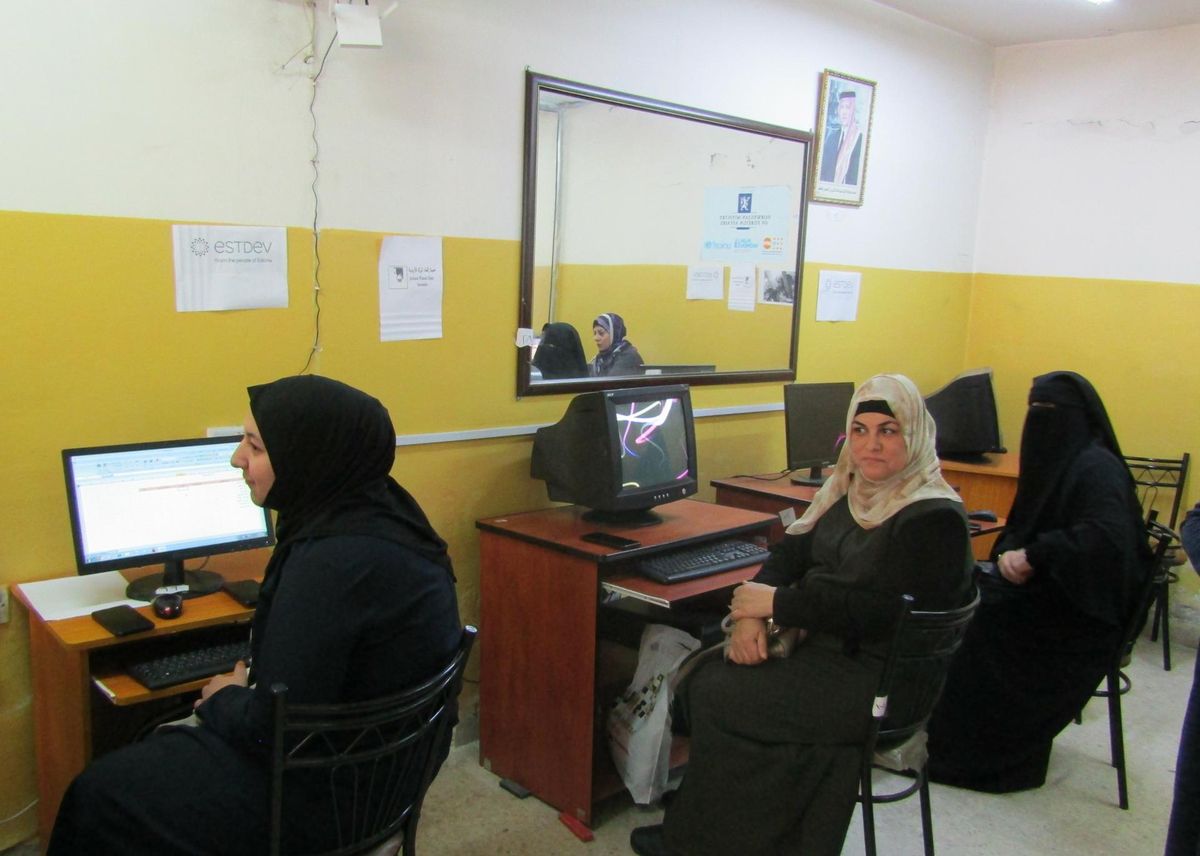 Arvutiõpetuse klass Naiste Liidu Zarqa linna keskuses.
