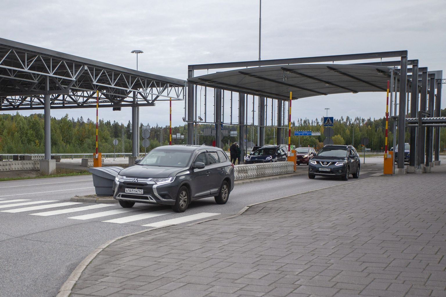 Vene numbrimärgiga autod ületavad eile Nuijamaa piiripunkti Soomes.