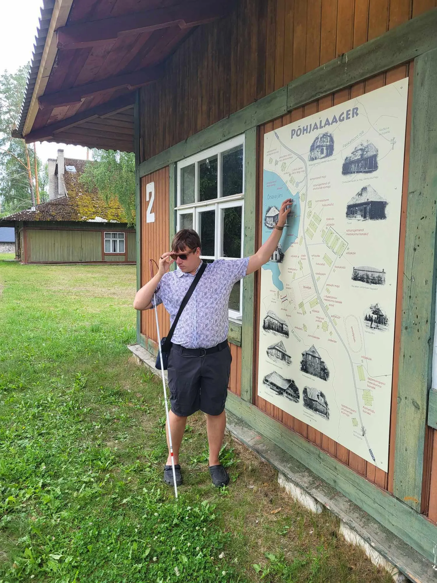 Ligipääsetavuse ekspert Jakob Rosin rajaga tutvumas.