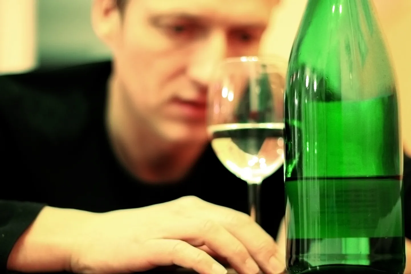 Sõltuvusest võib anda märku see, kui inimene lahendab emotsionaalseid probleeme ainult alkoholiga.