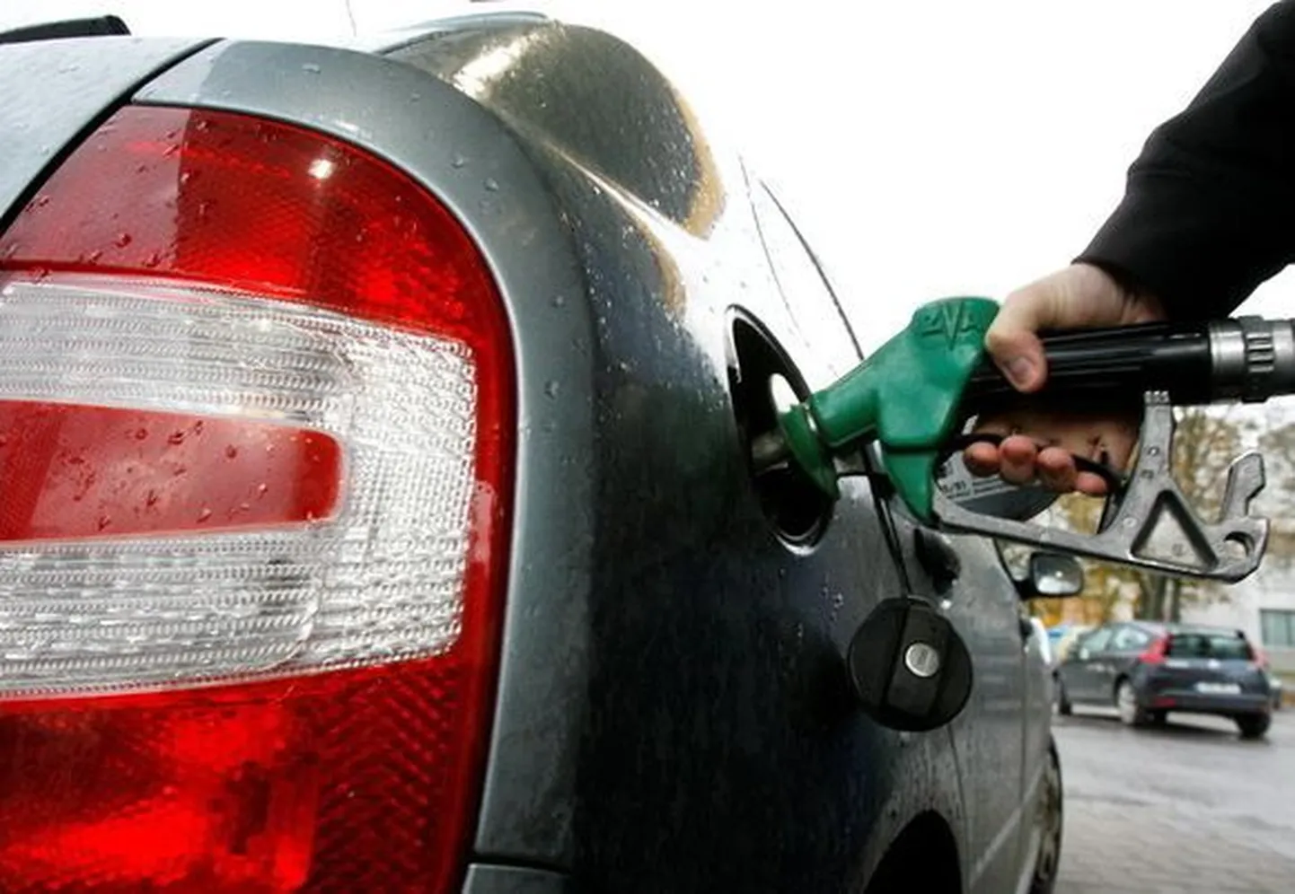 Kütuse tankimine muutub üha kulukamaks.
