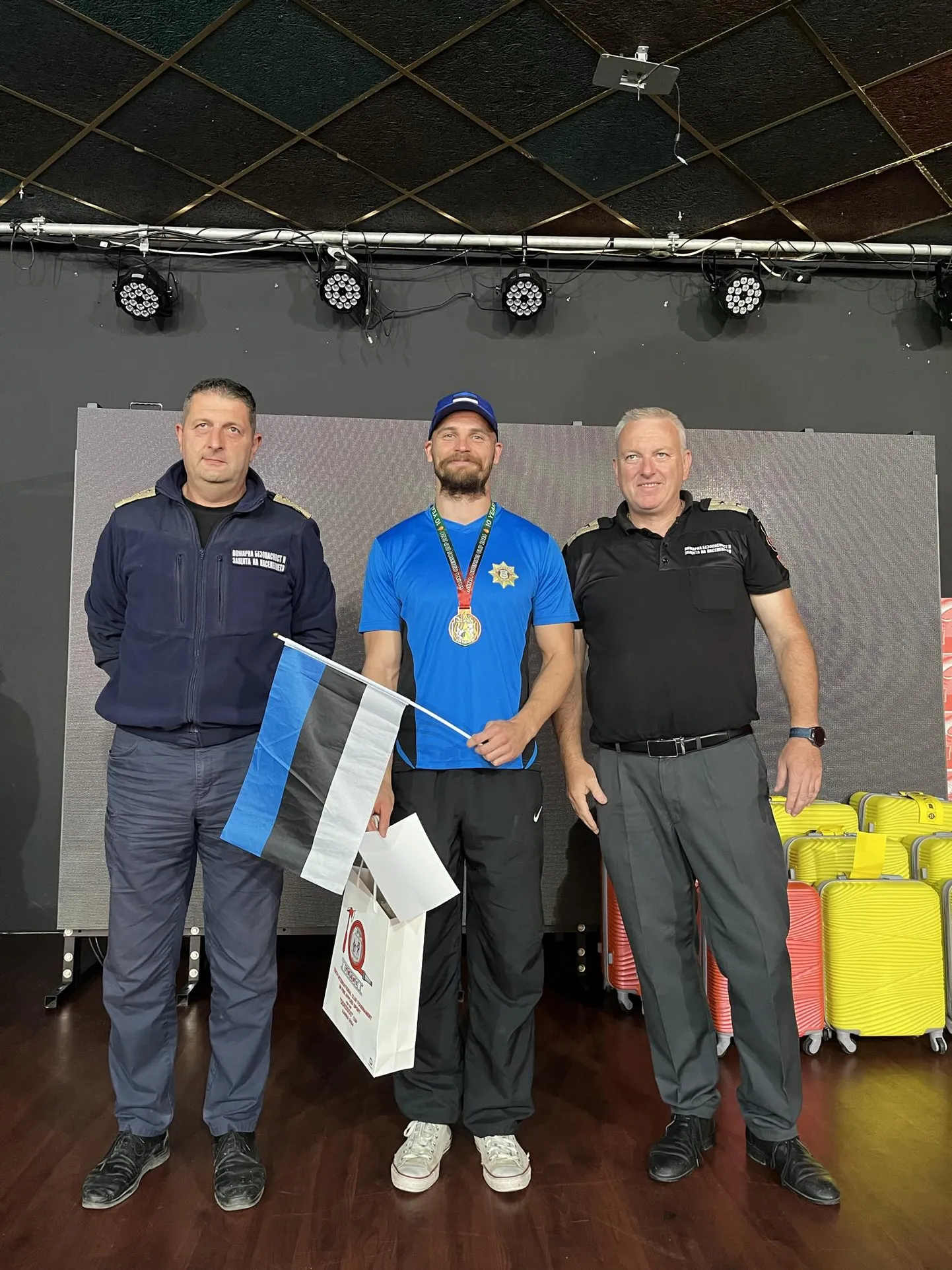 Gert Valdsalu (keskel) saavutas parima eestlasena mainekal tuletõrjespordi võistlusel kolmanda koha.