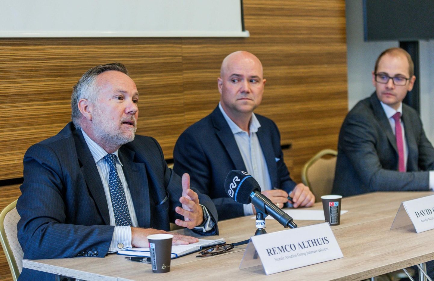 Hapude nägudega Nordic Aviation Groupi uus juht Remco Althuis ning nõukogu esimees David O’Brock ja Sander Salmu rahvale selgitamas, mis lennufirmaga järsku juhtus. 