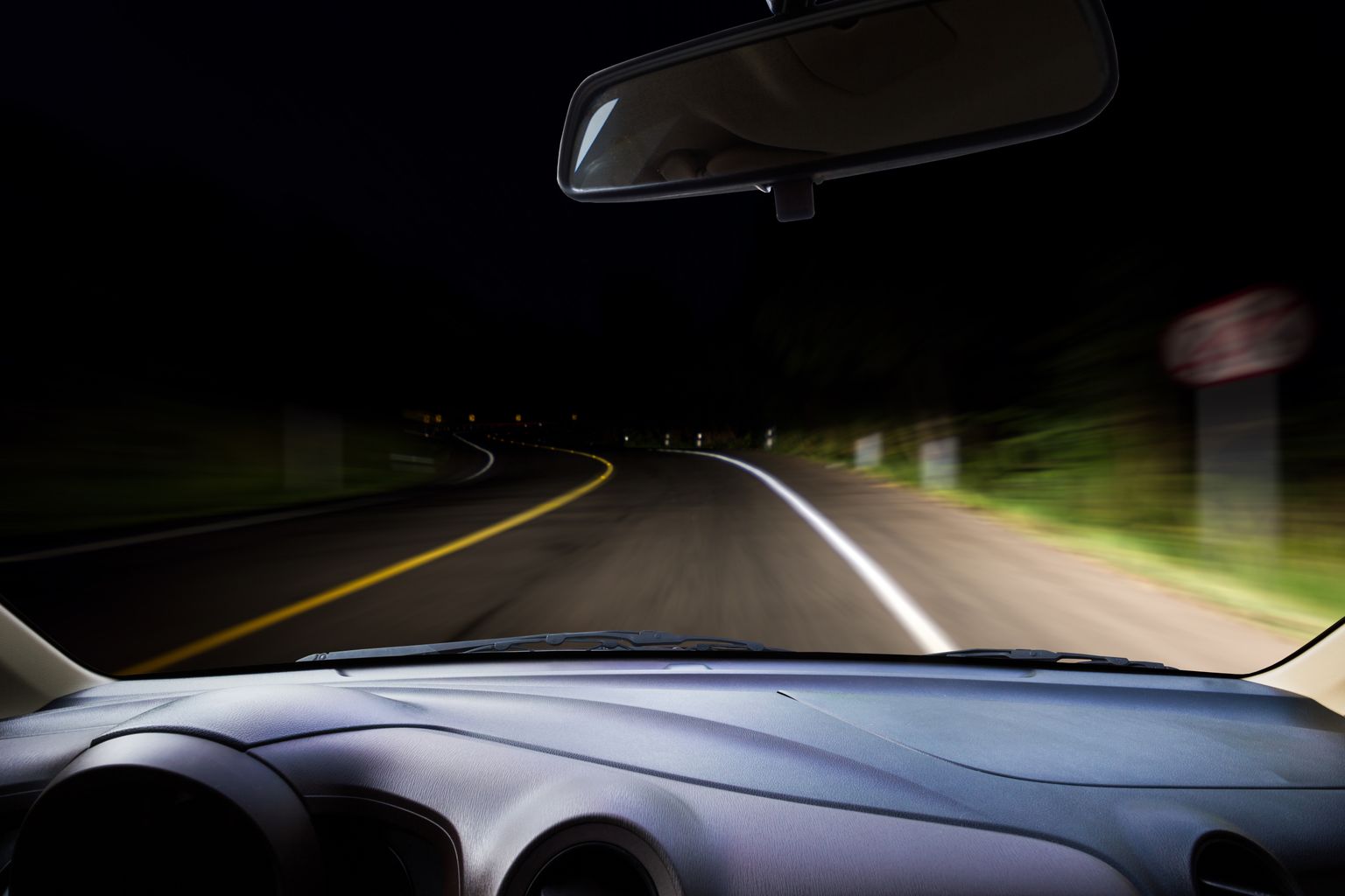 Auto sõitmas ööpimeduses. Foto on illustratiivne.