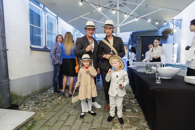 Самая изветсная гей-пара в Эстонии Март Хабер и Тайво Пиллер пришли на вечеринку со своими очаровательными детишками