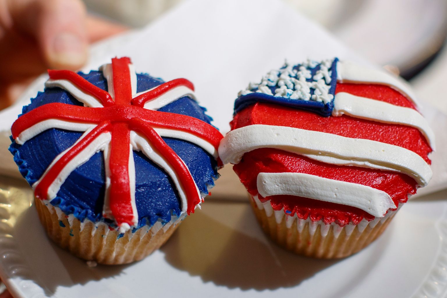 Briti ja USA lipuga tassikook. Pilt on illustreeriv