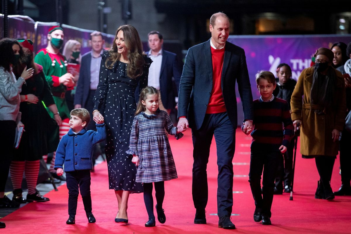 Kembridžas hercogu ģimene uz sarkanā paklāja Londonā. Pasākuma ienākumi nonāks Covid-19 pandēmijā cietušajām ģimenēm. 2020. gada 11. decembris. 