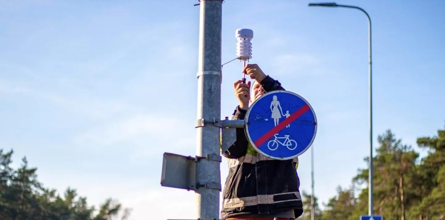 Viljandis seati ülemöödunud nädalal püsti viis teeilmajaama, mis koosnevad tänavavalgus- või liiklusmärgipostile kinnitatud õhutemperatuuri ja niiskuse andurist koos keskseadmega, mis on 3D-prinditud korpuses. Samuti on teekattesse paigaldatud temperatuuriandur.