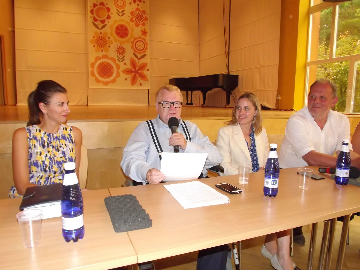 Foto on tehtud Võrus suvel 2016. Pildi autor tegi siis Võrumaa Teatajale Edgar Savisaarega intervjuu. Vaskult paremale: Olga Ivanova, Edgar Savisaar, Oudekki Loone ja Peeter Ernits.