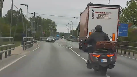 ВИДЕО ⟩ На шоссе A7 бегство мотоциклиста от полиции создало опасные ситуации