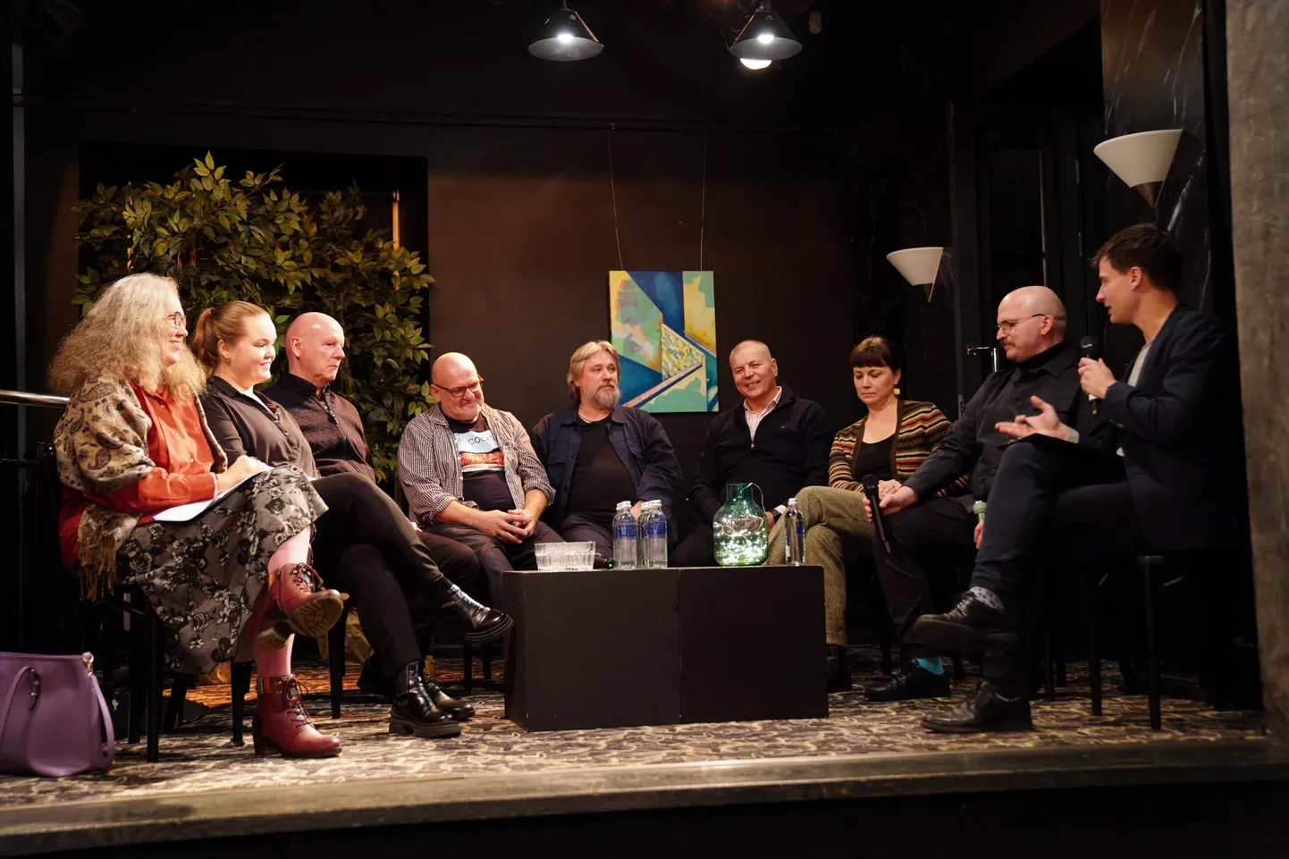 Mõttetihe minikonverents väiketeatrite eksistentsi võimalikkusest kestis kolm tundi. Ettekannetele järgnenud arutelu juhtis Joonas Hellerma.