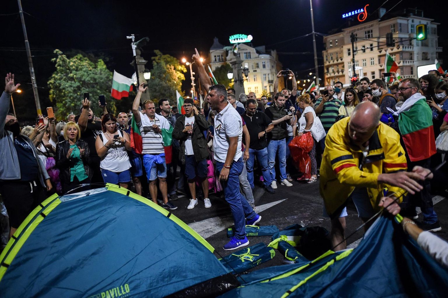Juba poolteist kuud on tuhanded inimesed üle Bulgaaria nõudnud peaministri ja peaprokuröri tagasiastumist. Pealinnas Sofias seadsid meeleavaldajad võimuasutuste lähistel üles telklaagri, mis blokeerib liiklust linna südames. 