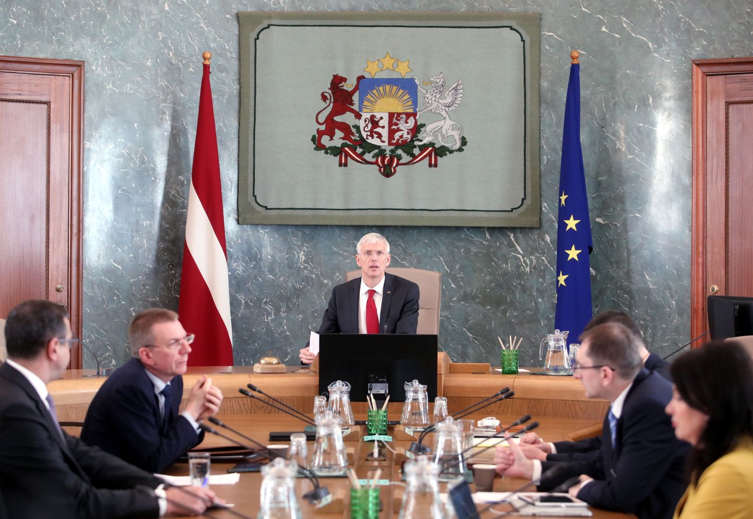Ministru prezidents Krišjānis Kariņš (centrā) un ministri pirms Ministru kabineta ārkārtas sēdes, kurā lems par atbalsta pasākumiem Covid-19 krīzes skartajiem uzņēmumiem.