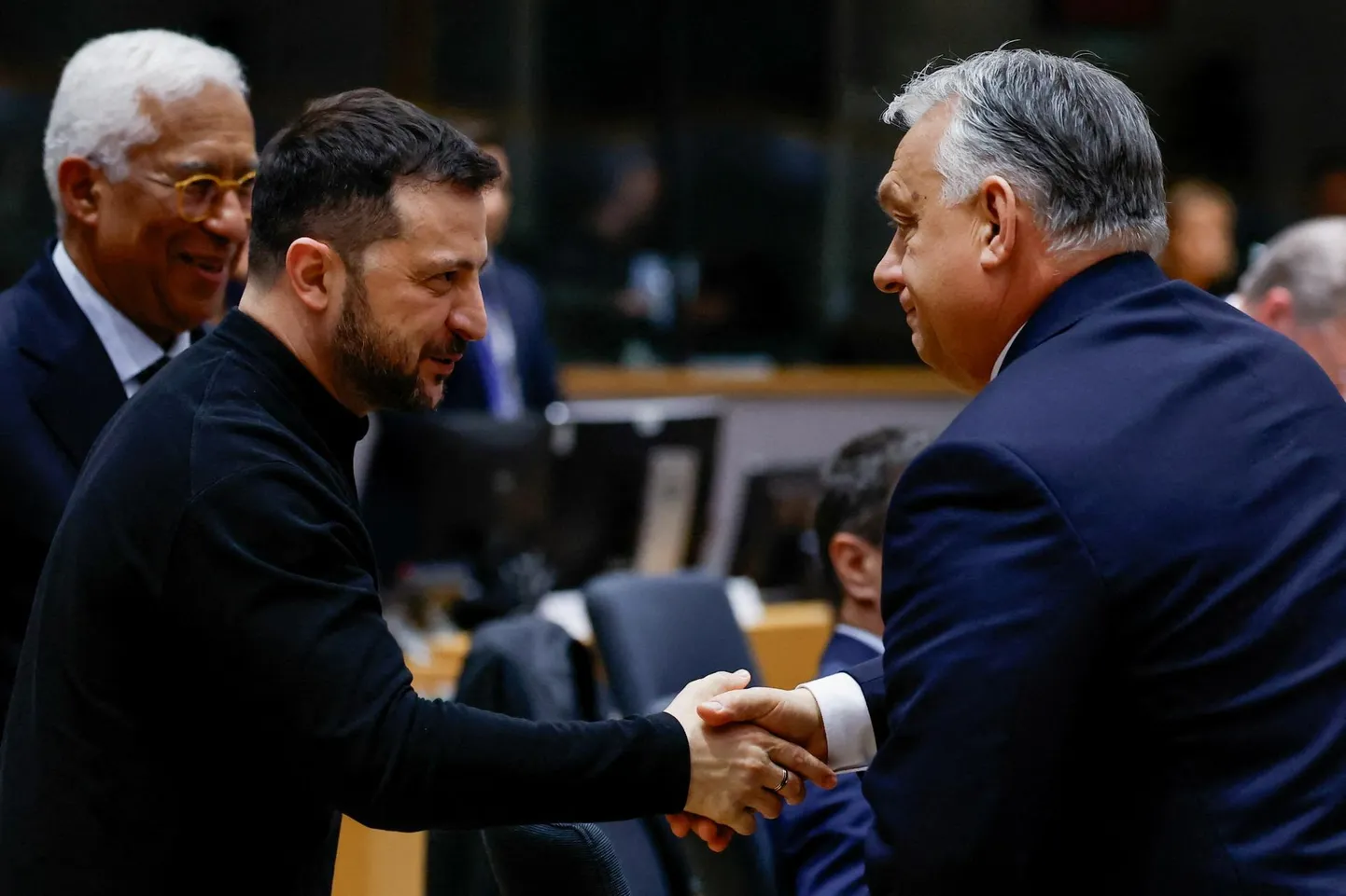 Ukraina president Volodõmõr Zelenskõi ja Ungari peaminister Viktor Orbán tervitasid teineteist pisut ettevaatlikust kaugusest.