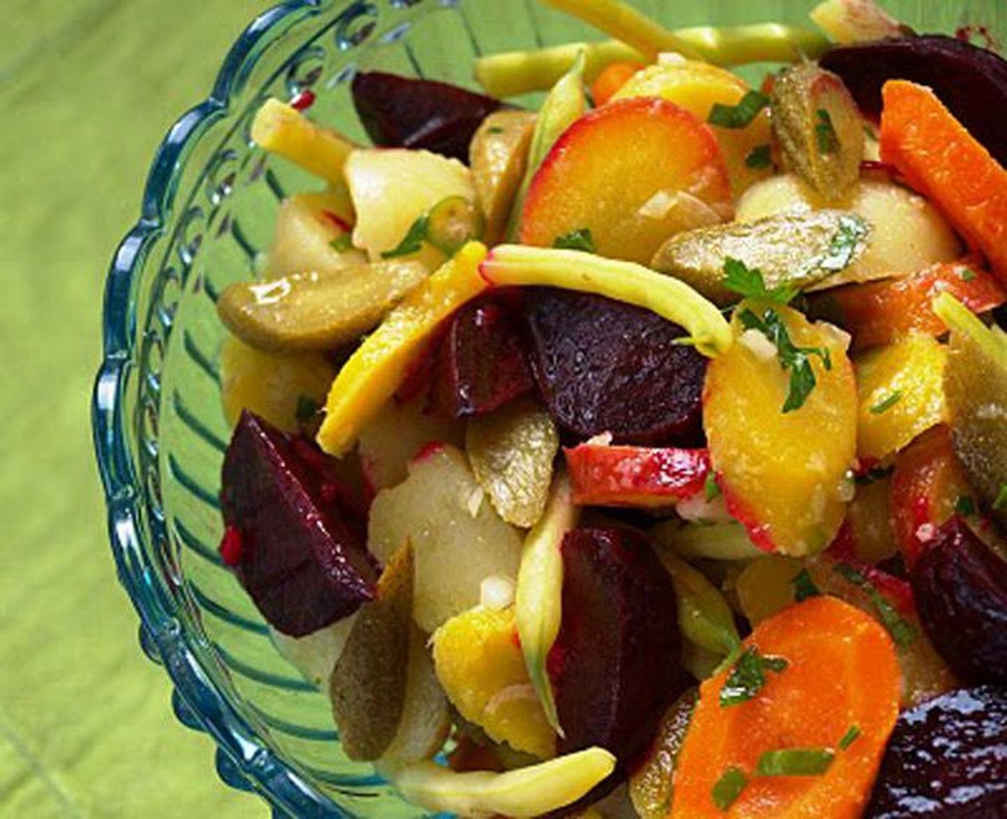 Овощной салат, непременным составляющим которого является свекла, незаменимое блюдо в любое время года.