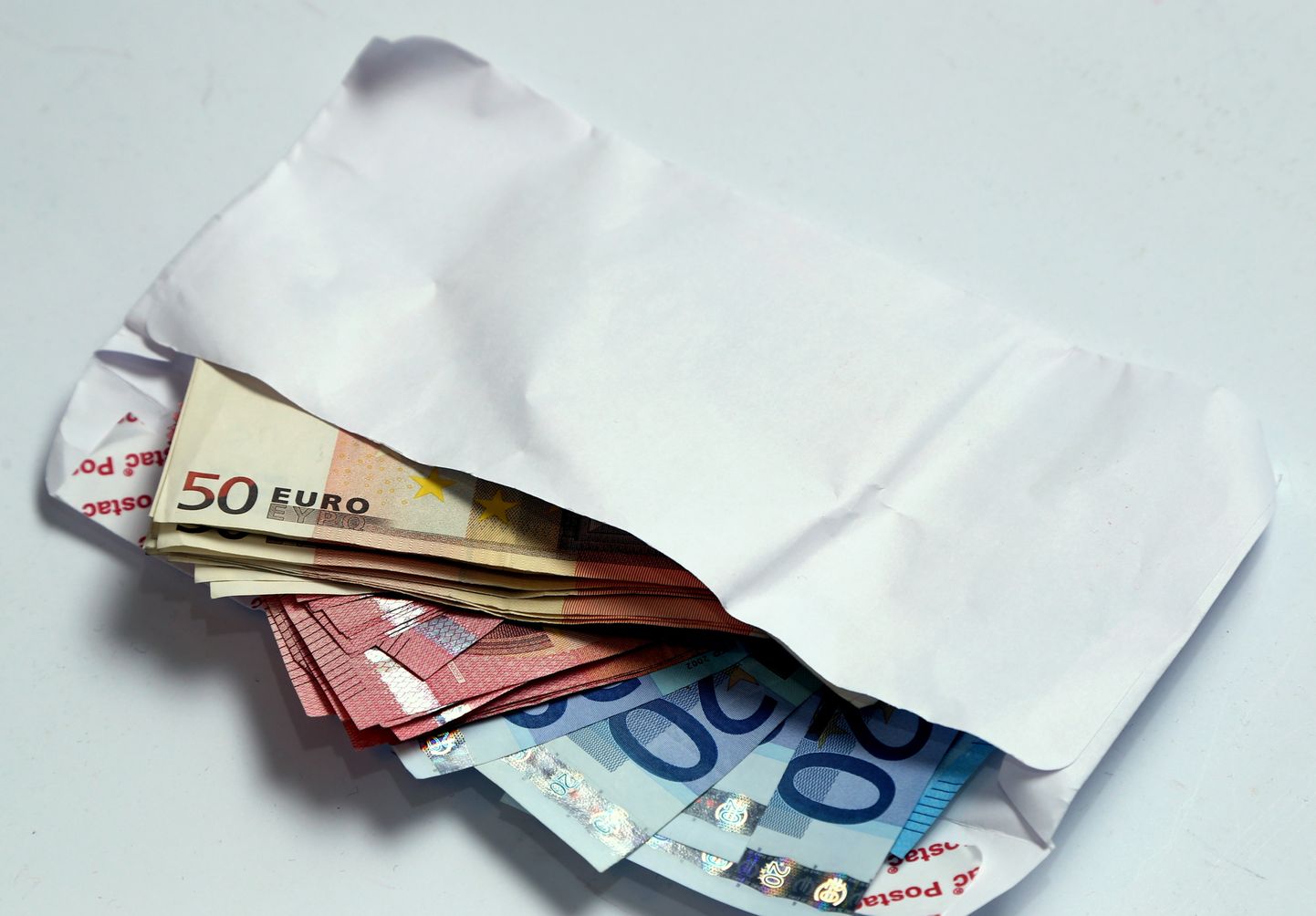 Eiro banknotes aploksnē. Ilustratīvs attēls.