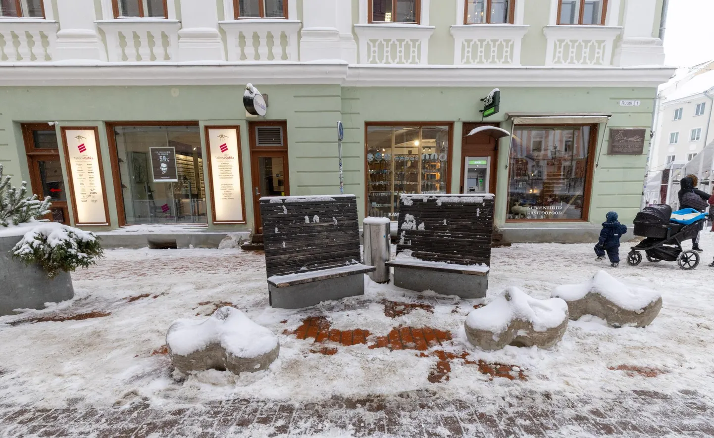 Rüütli tänava kõrge seljatoega pingid on ajale ja kasutajatele vastu pidanud 19 aastat. Nüüd laseb Tartu linnavalitsus need pingid välja vahetada uute ja madalamate vastu, sest uued sobivat paremini linna ühe tihedama kergliiklusega uulitsa uue kontseptsiooniga.